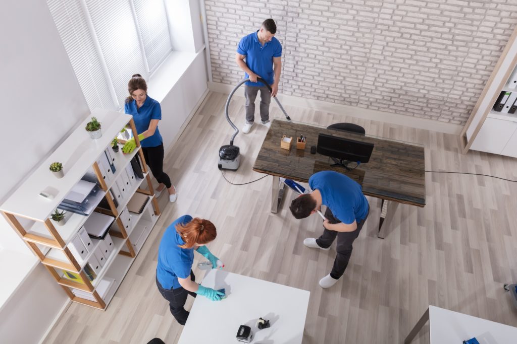 Groupe d'agents d'etnretien nettoyant un bureau de travail / Group Of Janitors Cleaning The Office